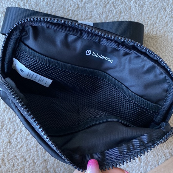 LULULEMON BLACK GOLD HARDWARE everywhere Belt bag NWT waist Fanny crossbody 1L - Picture 7 of 8
